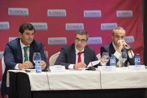 Gijon. 07/07/2017. Foro de El Comercio. La Cuarta Revolucion Industrial. La Transformacion Digital a cargo de Cesar Cernuda ( Presidente de Microsoft Latinoamerica ) presentado por Joaquin Sevilla ( Director del Area de Transformacion Digital de Liberbank ) y moderado por Marcelino Gutierrez director del Comercio. FOto: Daniel Mora