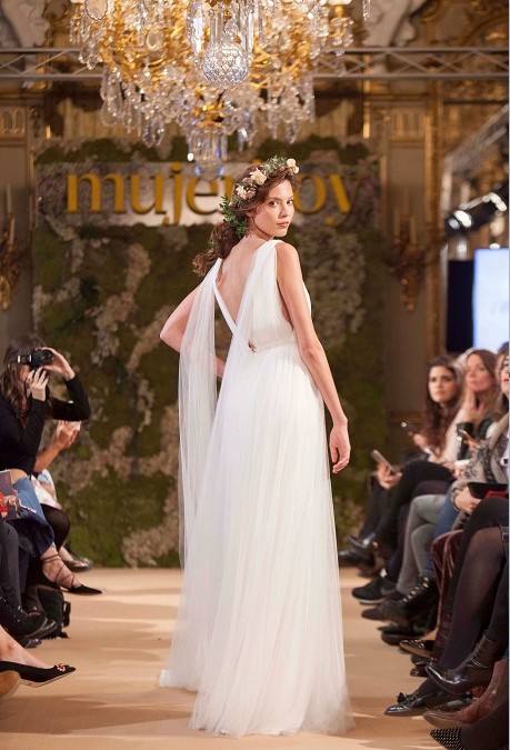 Elegancia y exclusividad sobre la pasarela en el desfile de Mujerhoy Novias Couture 2016