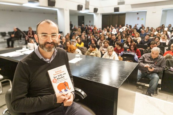 El autor de libros Rafael Santandreu llena otra vez el Aula Hoy