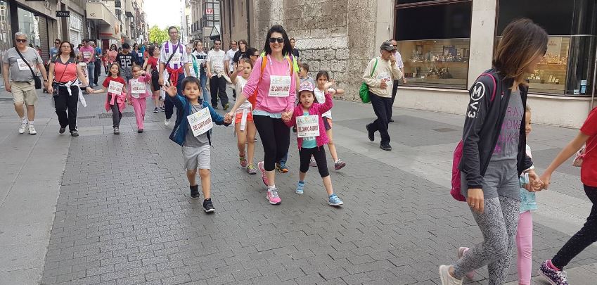 Más de 3.500 participantes recorren el centro de Valladolid en la V Marcha de la Familia de El Norte de Castilla