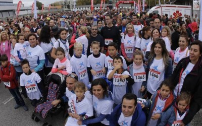 La V Marcha Familiar de El Comercio abarrota la senda fluvial de Gijón de solidaridad