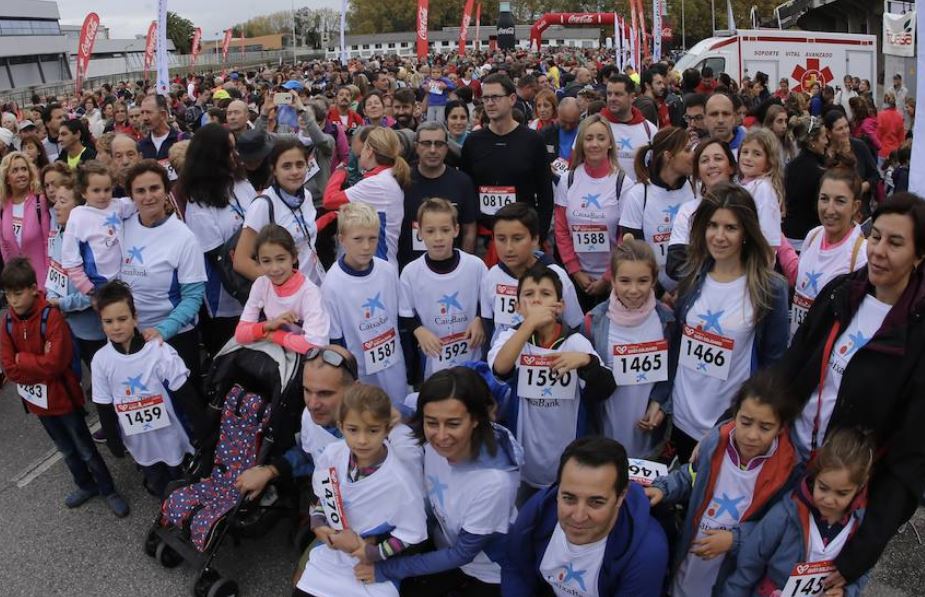 La V Marcha Familiar de El Comercio abarrota la senda fluvial de Gijón de solidaridad