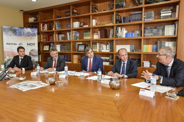 Expertos de varios ámbitos debaten sobre innovación agroalimentaria en una mesa redonda organizada por HOY