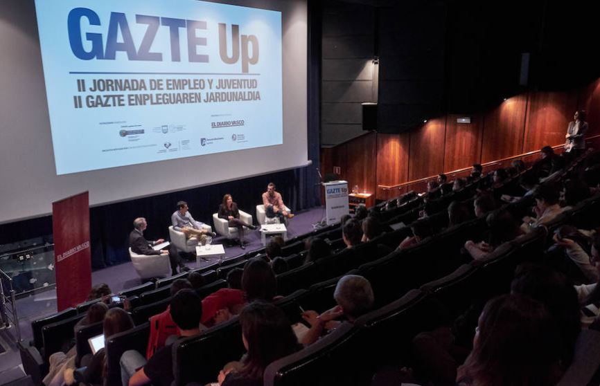Expertos y jóvenes analizan el salto al mercado laboral en la II Jornada de Empleo y Juventud, Gazte UP, organizada por El Diario Vasco
