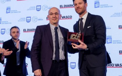 Xabi Alonso recibe de la mano de El Diario Vasco el Premio Deportistas 5 Estrellas