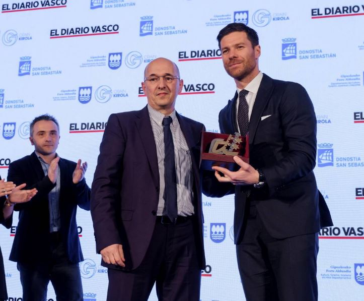 Xabi Alonso recibe de la mano de El Diario Vasco el Premio Deportistas 5 Estrellas
