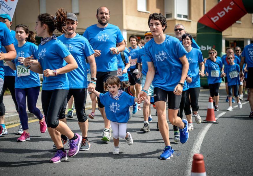 Más de 400 personas se calzan las zapatillas en la séptima edición de la Carrera Familiar de Gallarta de El Correo