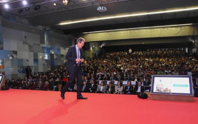 Más de medio millar de escolares participan en la I jornada de Educación Financiera con el presidente de Caixabank