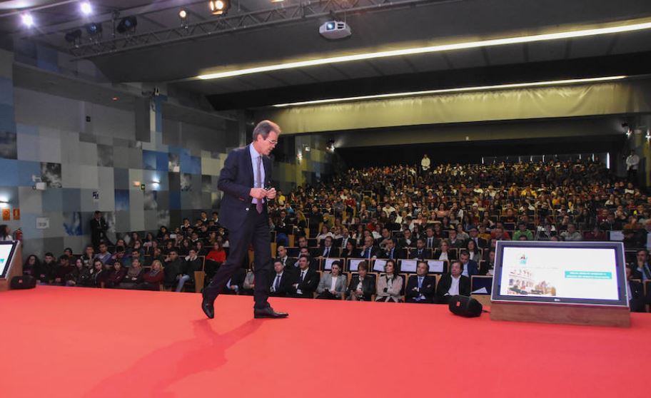 Más de medio millar de escolares participan en la I jornada de Educación Financiera con el presidente de Caixabank