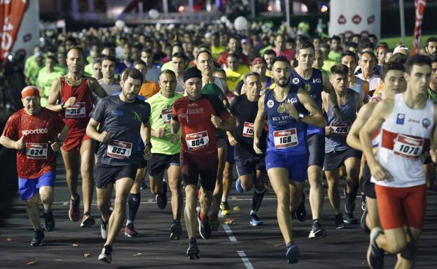 Unos 1.500 corredores participan en la EdPCarrera Noctura Gijón 10K que organiza El Comercio